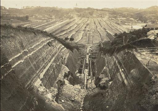 【山口貯水池】堤心掘削（南側より望む）