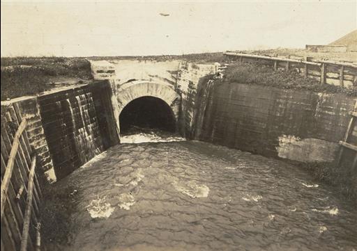 【山口貯水池】貯水池底 排水路入口