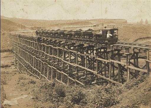 【村山・山口貯水池】土を運搬する軌道機関車