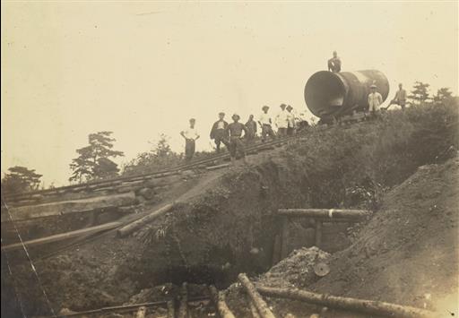 【その他】和田堀青山線 深町付近高所より鉄管運搬