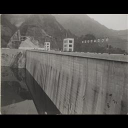 小河内ダム　竣工記念　写真集 小河内貯水池】ダム竣工 堤頂部 - 東京都水道歴史館デジタルアーカイブ
