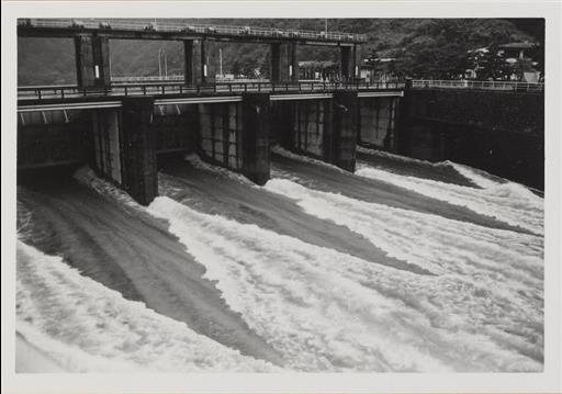 【小河内貯水池】余水吐からの放水