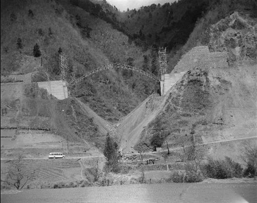 【小河内貯水池】建設中の麦山橋