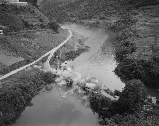 【小河内貯水池】管渡し橋の爆破