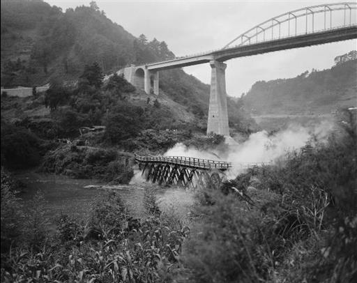 【小河内貯水池】管渡し橋の爆破