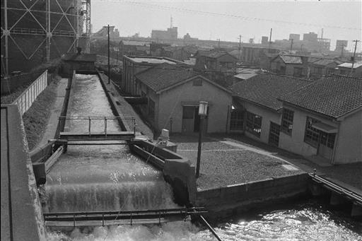 【淀橋浄水場】原水ポンプ所を通過し、流れ落ちる原水