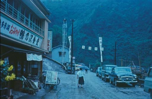 【その他】奥多摩湖土産物店軒先