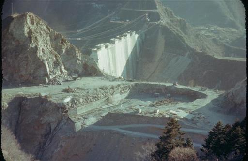 【小河内貯水池】水根部落よりダムおよび余水吐をのぞむ