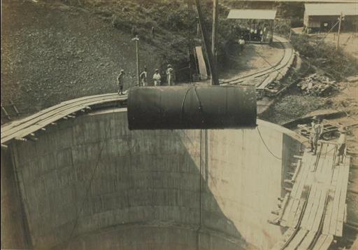 【山口貯水池】引出水路の隧道ライニング用鋼鉄菅搬入