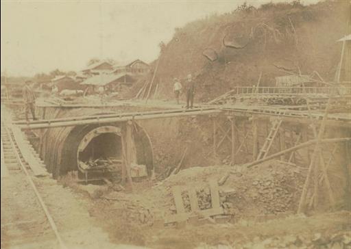 【山口貯水池】堰堤中心から見た排水路暗渠