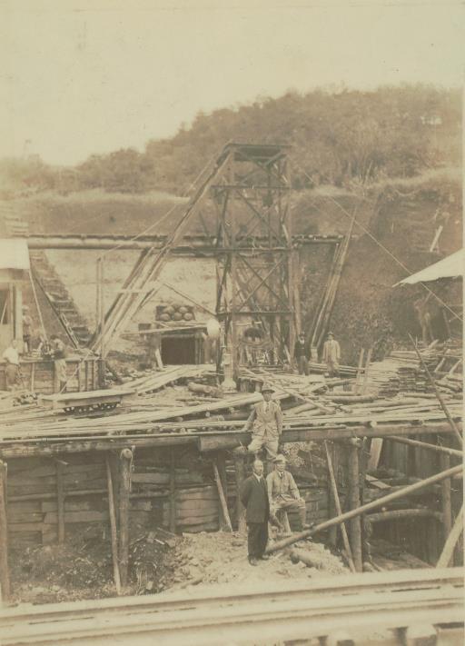 【山口貯水池】堰堤南岸堤心壁掘削導坑口及土砂捲揚鉄塔