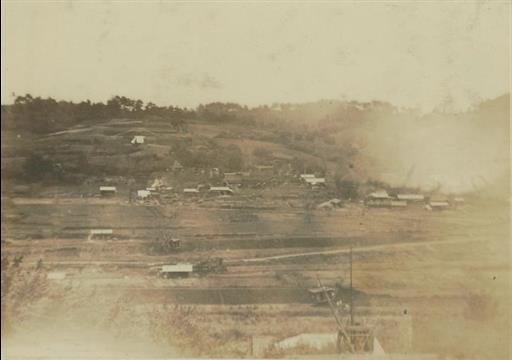 【山口貯水池】堰堤南岸山上から北岸を望む