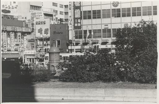 【設備】新宿駅東口の馬水槽