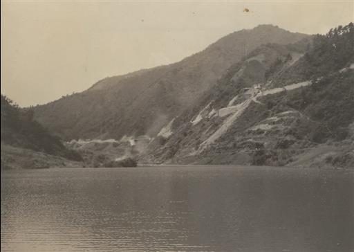 【小河内貯水池】付替道路と貯水が始まった小河内ダム