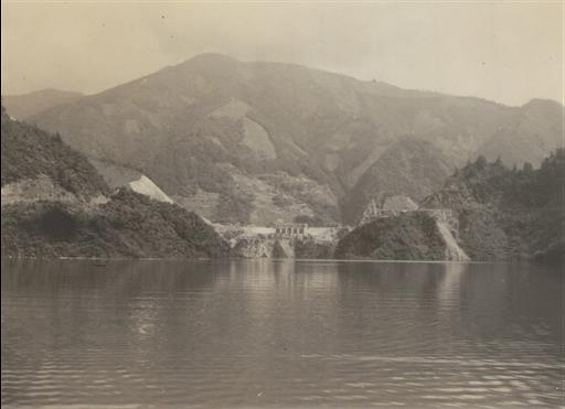 【小河内貯水池】余水吐を望む