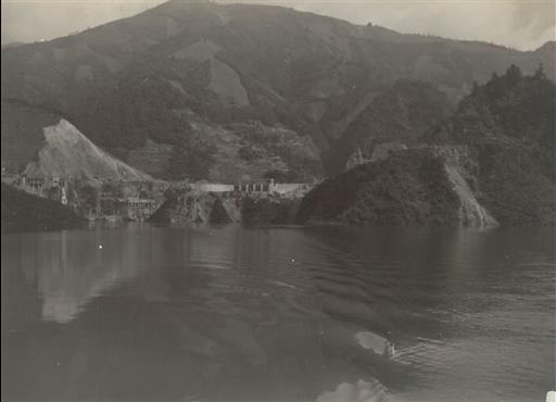 【小河内貯水池】余水吐を望む