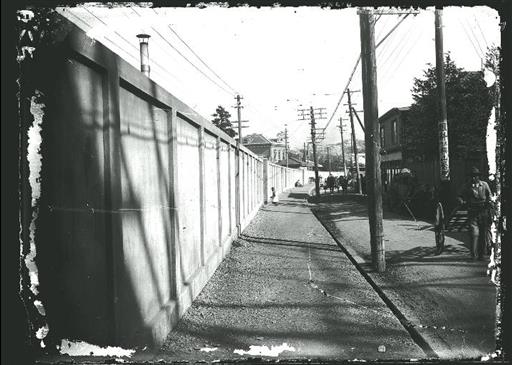 【淀橋浄水場】東南側コンクリート壁鉄管付設道路