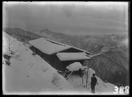 【水源林】雪中の七ツ石小屋
